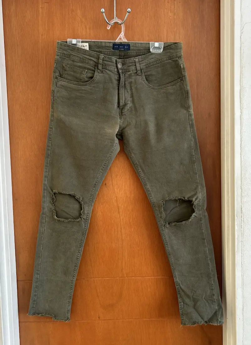 Pantalón Zara Bull verde olivo rasgado