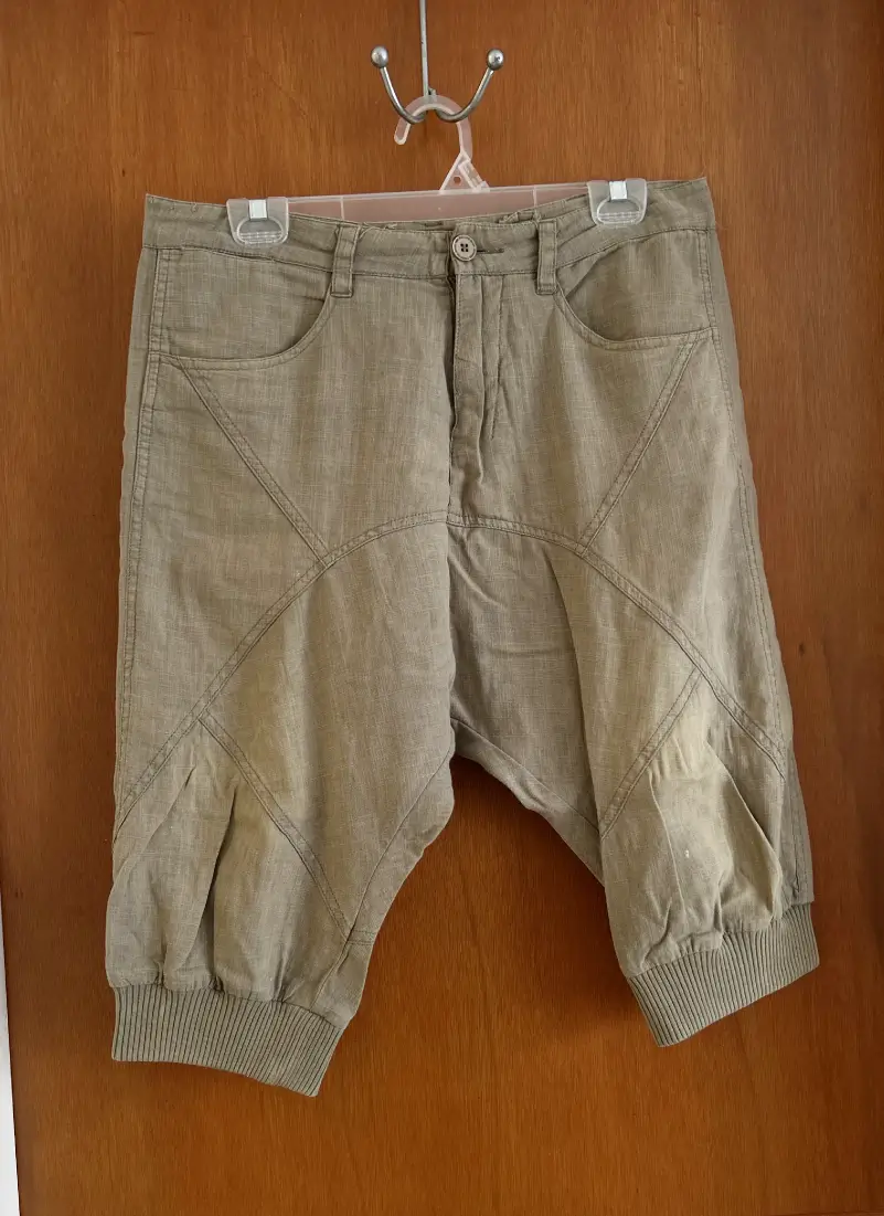 Short capri Pull&Bear verde olivo claro estilo bombacho
