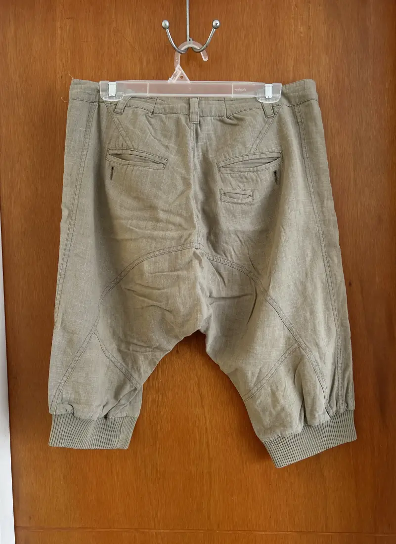 Short capri Pull&Bear verde olivo claro estilo bombacho
