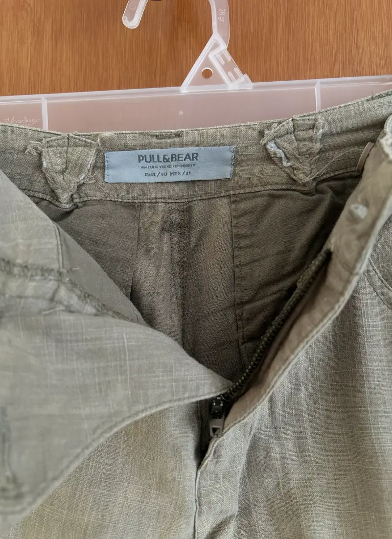 Short capri Pull&Bear verde olivo claro estilo bombacho