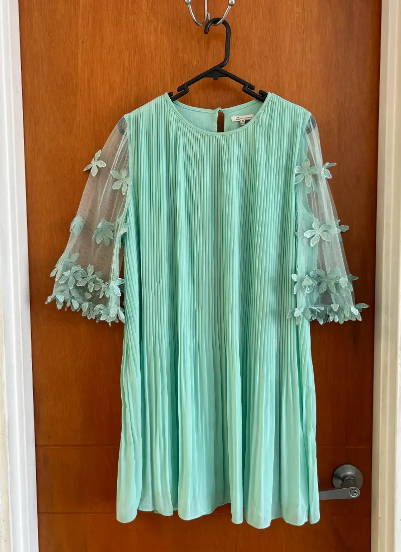 Vestido de cóctel verde menta con mangas de tul floral
