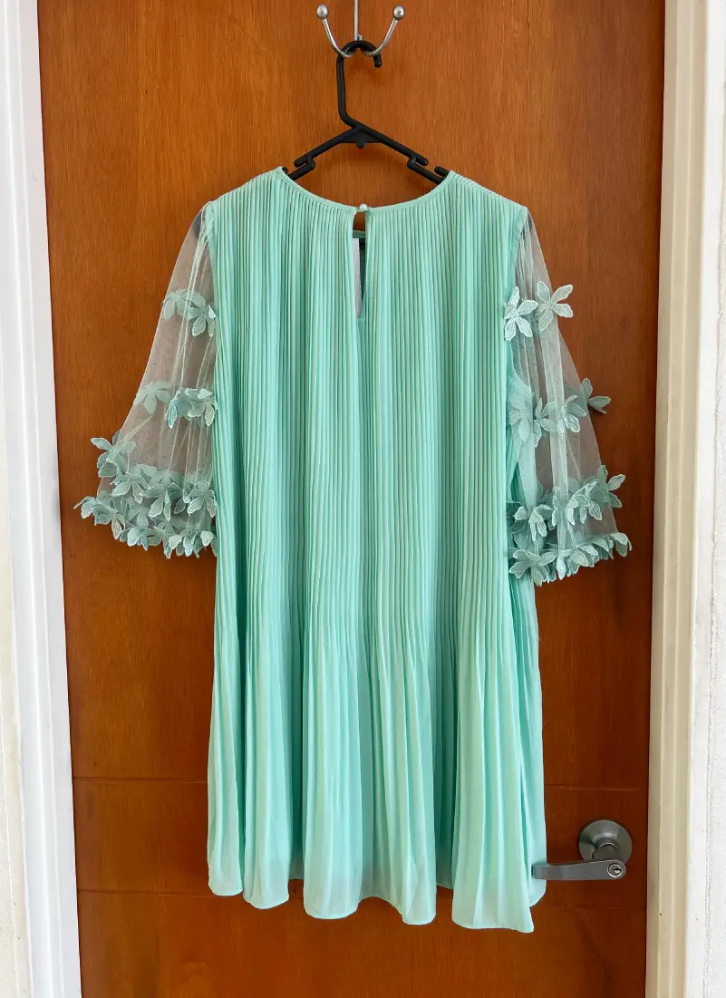 Vestido de cóctel verde menta con mangas de tul floral