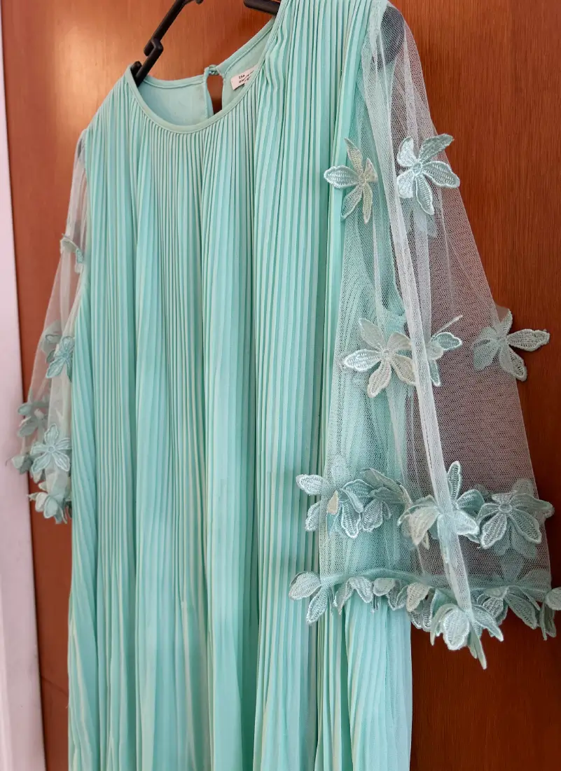 Vestido de cóctel verde menta con mangas de tul floral