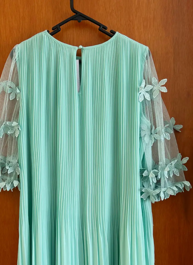 Vestido de cóctel verde menta con mangas de tul floral