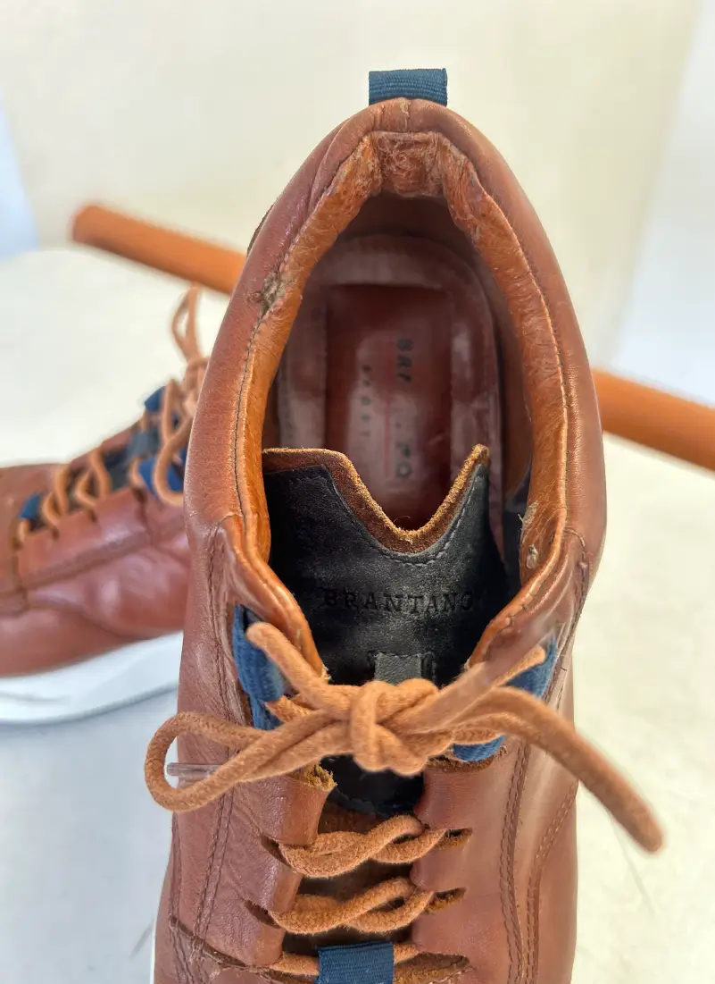 Tenis de piel Brantano en color café con diseño casual