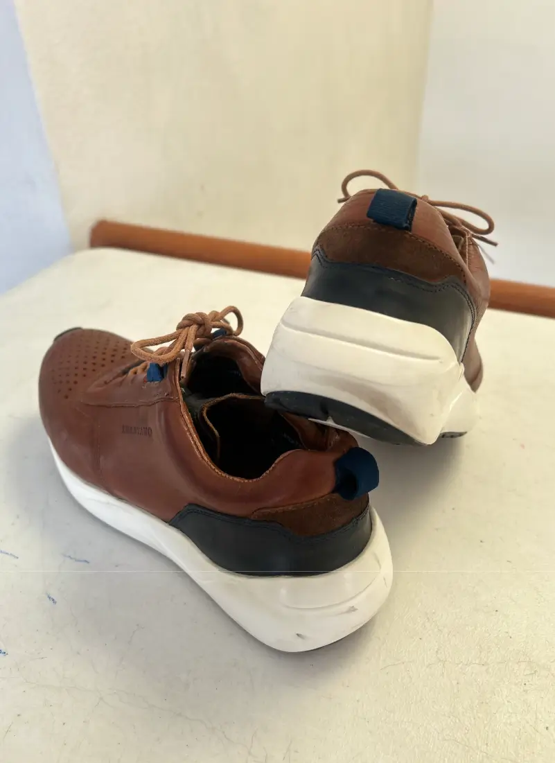 Tenis de piel Brantano en color café con diseño casual