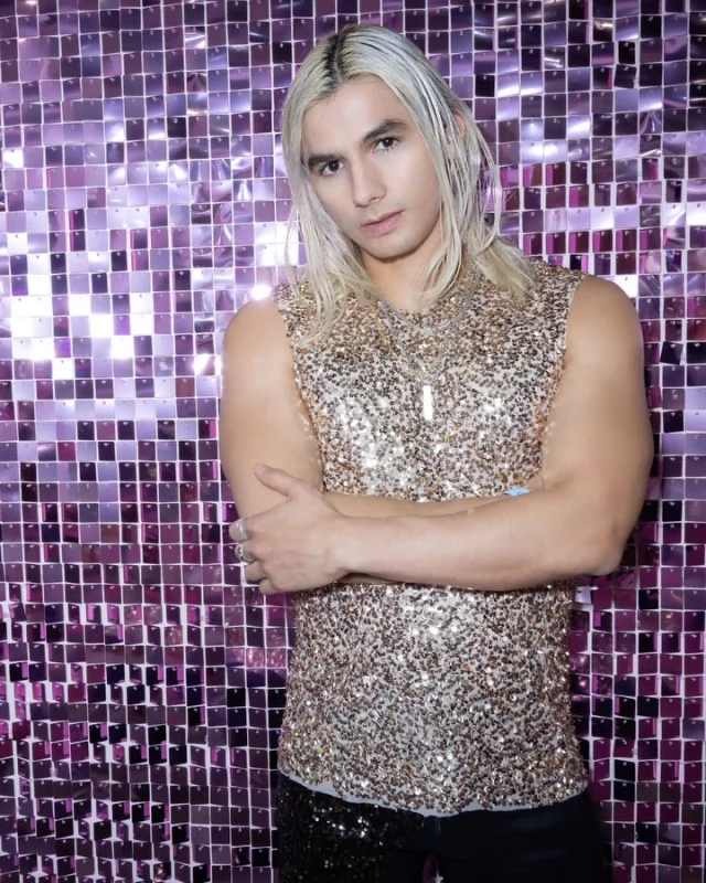 Nos fuimos a la Expo Beauty Show con alguien que simplemente… brilla ✨
Andrey [ @soyandreyboy ] nos acompañó a recorrer pasillos, platicar con expertos y recordar algo básico pero que a veces olvidamos:
👉 La belleza empieza adentro… y lo de afuera solo la potencia.
Entre risas, looks increíbles y conversaciones reales, quedó claro que no necesitamos copiar a nadie.
Cuando eres tú… ya estás haciendo magia. 💫💖
🌟 Ser únicos es la verdadera belleza.
Y Andrey lo vive, lo dice y lo demuestra también con su música: una propuesta de pop urbano llena de sensualidad y movimiento.
🎥 Aquí un pedacito del recorrido.
Si quieres ver toda la experiencia, las entrevistas y la vibra completa, ya está disponible en LenguaMagazine.com
✨ Link en bio. Corre a verla. ✨
Y cuéntanos: ¿qué te hace sentir únicx? 👇💬
.
.
Bienvenidxs a #LenguaMagazine🖤 Estamos felices de que estés aquí.
.
Apóyanos: comenta, guarda y comparte 🫶
.
Dirección editorial y creativa: @manuelsanchez_mx
Locación: @expobeautyshow
Total look & talent management: @mau_zamu
.
.
.
.
.
.
.
.
.
.
.
#revistadigital #AndreyBoy #ExpoBeautyShow #EBS2025