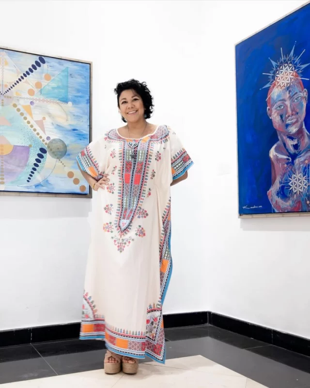 ¿Y si el arte pudiera ayudarte a ser más feliz? 🎨✨
En Lengua Magazine creemos en el arte como un camino de libre expresión, consciencia y transformación. Le damos la bienvenida a @kandanipintor, artista plástica mexicana cuya obra explora la geometría sagrada, la Flor de la Vida y la creación consciente.
Esta charla no es solo sobre pintura, es una invitación a descubrir cómo el arte puede influir en nuestra forma de pensar, sentir y vivir. 
✨ Aprenderás sobre la propuesta creativa de Kandani Pintor y una reflexión poderosa sobre el arte como estilo de vida.
Creemos que conocer el arte también nos ayuda a decidir con qué obras conectamos, qué queremos llevar a nuestro hogar y cómo el arte puede dialogar con quienes somos.
Entra ya a LenguaMagazine.com 👈😍
Y disfruta de la charla completa y más contenido exclusivo. 
✨ Link en bio. 👆😀
Cuéntanos:
💬 ¿Conectas con el arte como parte de tu estilo de vida? 
.
Apóyanos: comenta, guarda y comparte 🫶
.
Bienvenidxs a #LenguaMagazine 🖤 Estamos felices de que estés aquí.
.
.
.
Dirección editorial y creativa: @manuelsanchez_mx
.
.
.
#pintoresmexicano #artemexicano #kandanipintor