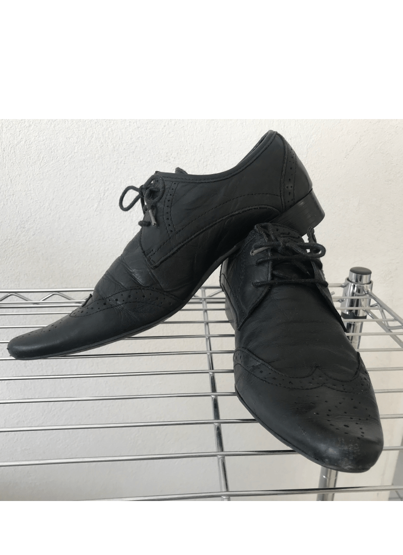 Lengua-Magazine-Bazar-Ropa-Accesorios-y-mas-de-segunda-mano-zapatos-de-piel-zapatos-usados-zapatos-de-segunda-color-negro-marca-urban-streat-wear-3 Lengua-Magazine-Bazar-Ropa-Accesorios-y-mas-de-segunda-mano-zapatos-de-piel-zapatos-usados-zapatos-de-segunda-color-negro-marca-urban-streat-wear-zapatos-clasicos-de-piel