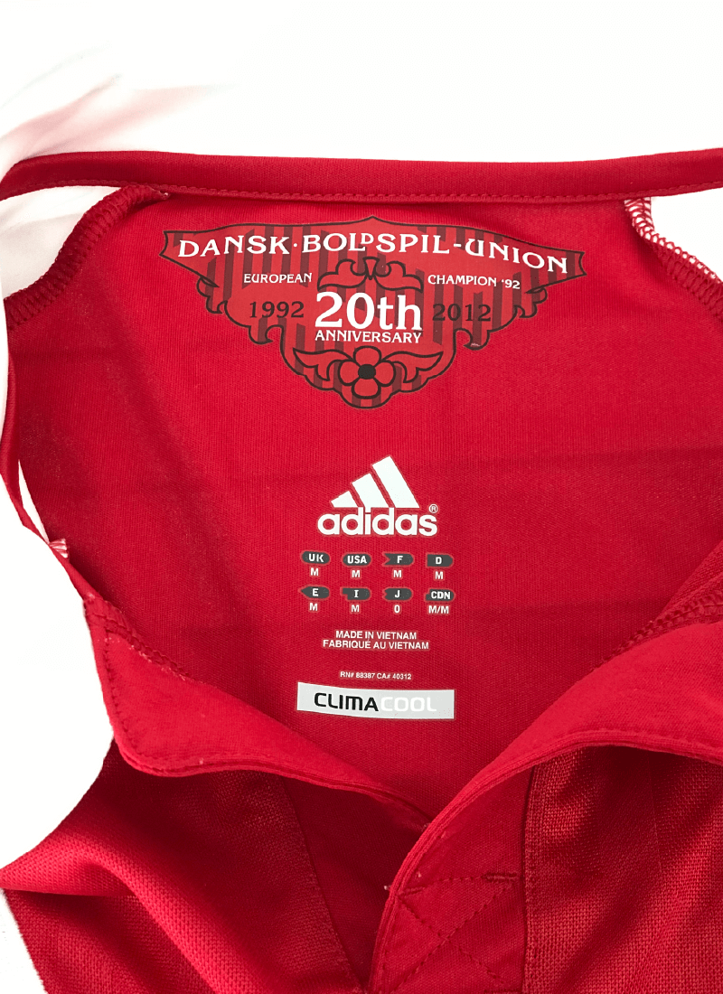Lengua-Magazine-Bazar-de-segunda-mano-playera-futbolerea-addidas-seleccion-danesa-seleccion-dinamarca-champions-1992-2012-3 Lengua-Magazine-Bazar-de-segunda-mano-playera-futbolerea-addidas-seleccion-danesa-seleccion-dinamarca-champions-1992-2012