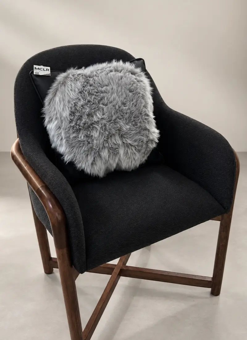 mclr-cojines-decorativo-cojines-decorativos-mclr-tienda-en-linea-de-cojineria-mclr-decoracion-para-el-hogar-cojin-peludo-pelo-suave-gris-con-vinipiel